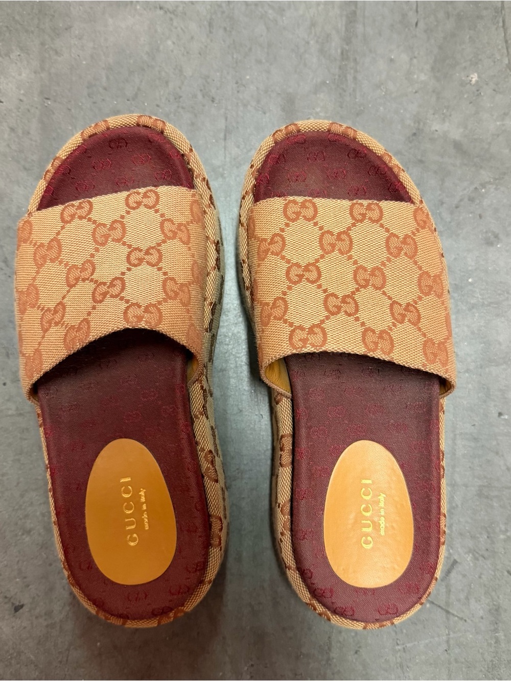 Gucci Beige GG Canvas Slide Sandals with Burgundy Footbed